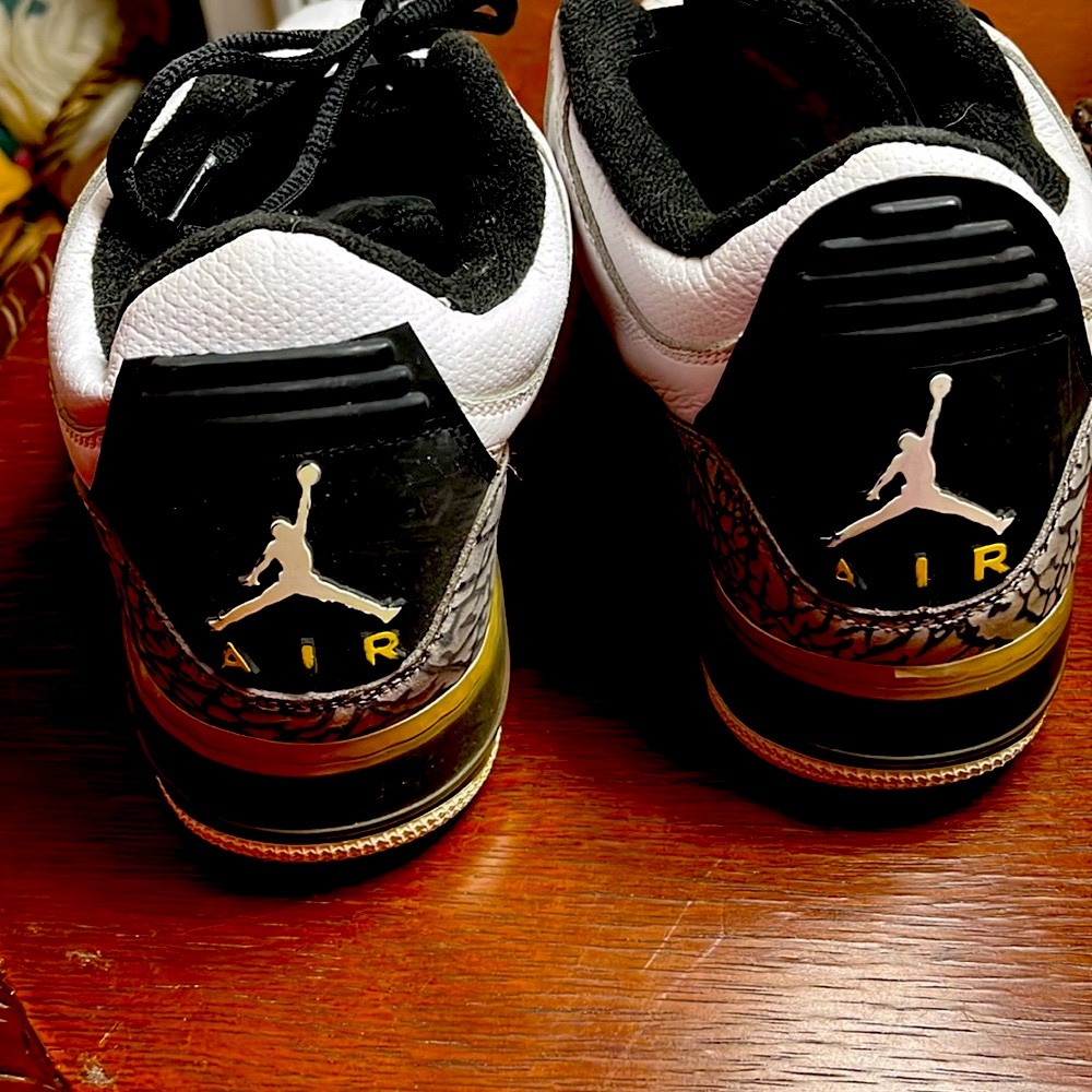Air Jordan Men’s Retro Basketball Shoes - Black/White/Gold